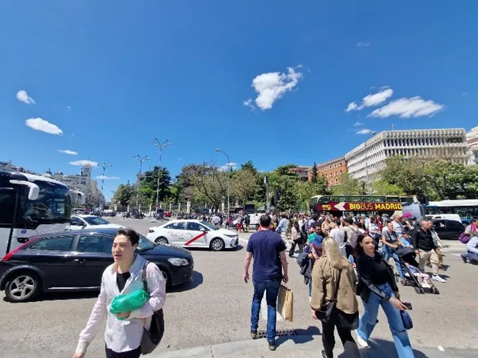 Pedestrians and vehicles having to avoid each other as traffic lights were not working